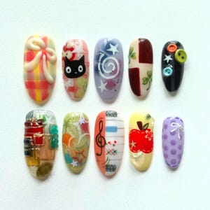 Uñas postizas Relax Time, juego de uñas almendradas con lazo, gato, uñas lindas, juego de uñas Tea Party, uñas primaverales, arte de uñas vibrante, uñas de fantasía.
