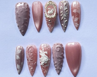 Elegantes uñas postizas 3D de cisne rosa, pintadas a mano con motivos florales rococó vintage, ideales para bodas y eventos especiales.
