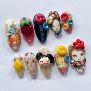 Uñas postizas con caras kawaii pintadas a mano, inspiradas en Nara Yoshimoto, bonitas uñas con botones de frutas, set único de uñas pop art 3D