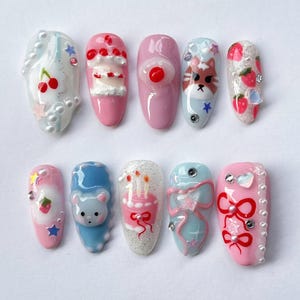 Presse pour fête d&#39;anniversaire joyeux anniversaire, jeu d&#39;ongles amusant en amande avec bougies et gâteau, ongles de dessin animé, ongle d&#39;anniversaire, ongles fantaisie, ongles de fête.