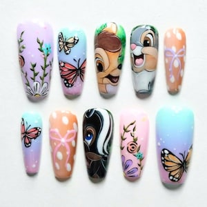 Unghie finte Bambi fatte a mano, nail art con simpatiche farfalle e cartoni animati, unghie finte primaverili con motivi floreali kawaii, set di unghie con animali, unghie ispirate a Disney.