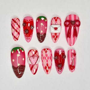Juego de uñas almendradas largas con carta de amor, corazón y lazo. Uñas románticas para San Valentín. Uñas rojas. Uñas a la moda. Uñas francesas. Uñas de fiesta. Regalo.
