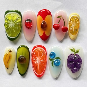 Frucht 3D Presse auf den Nägeln, handgemachtes Mandel Nagel-Kunst-Set, bunte Sommernägel, Kawaii künstliche Nägel, kundenspezifisches fruchtiges Nageldesign, Feiertagsnägel.