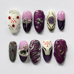 Uñas postizas estilo gótico morado, set de uñas de lujo hechas a mano con efecto cromado oscuro y diseño llamativo en 3D.