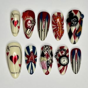 Casinothema-persnagels, handgemaakte poker- en dobbelsteennagelkunst met bedels, roodzwarte glamoureuze nepacrylnagels voor feest, vegas of game-avond.