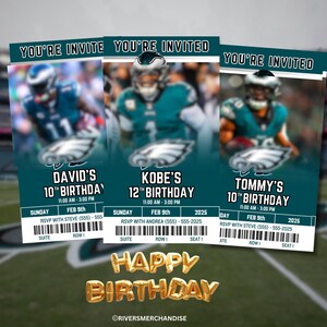 Può includere: Tre inviti su biglietto verdi e bianchi con un giocatore di football americano con la divisa dei Philadelphia Eagles su ciascuno. Il testo sui biglietti recita "You're Invited" e include i nomi "David's 10th Birthday", "Kobe's 12th Birthday" e "Tommy's 10th Birthday". I biglietti includono anche la data e l'ora dell'evento, "Domenica 9 febbraio, 11:00 AM - 3:00 PM", e le informazioni RSVP. I biglietti hanno uno striscione dorato "Buon compleanno" in fondo.