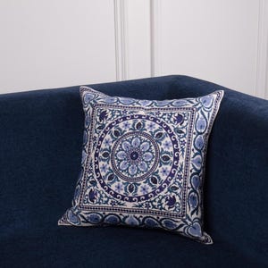 Indigo Reverie bestickter Kissenbezug