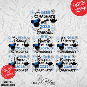 Peut inclure: Un ensemble de six designs imprimables représentant une tête de Mickey Mouse de dessin animé avec un bonnet de graduation. Chaque design comprend le texte "Fier" suivi d'un titre de membre de la famille, tel que "Papa", "Tante" ou "Maman", et le texte "D'un diplômé 2025".