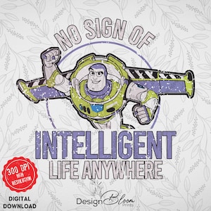 Op de afbeelding: Digitale download met een verweerde afbeelding van Buzz Lightyear met de tekst "GEEN TEKEN VAN INTELLIGENT LEVEN OVERAL". Het ontwerp bevat een rode 300 DPI hoge resolutie badge en de woorden "DIGITALE DOWNLOAD".
