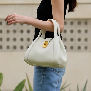 Sac à main moderne en cuir Basket | Petit sac à bandoulière chic à poignée supérieure | Porte-monnaie structuré minimaliste avec fermoir en or | Fourre-tout élégant de tous les jours
