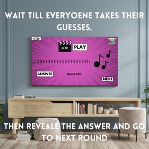 Pu&ograve; includere: Uno schermo rosa con una barra di avanzamento e le parole "WAIT TILL EVERYOENE TAKES THEIR GUESSES." Lo schermo mostra anche le parole "1/30 PLAY" e "ANSWER" con il testo "House MD" sotto. Lo schermo mostra anche le parole "NEXT" e due note musicali.