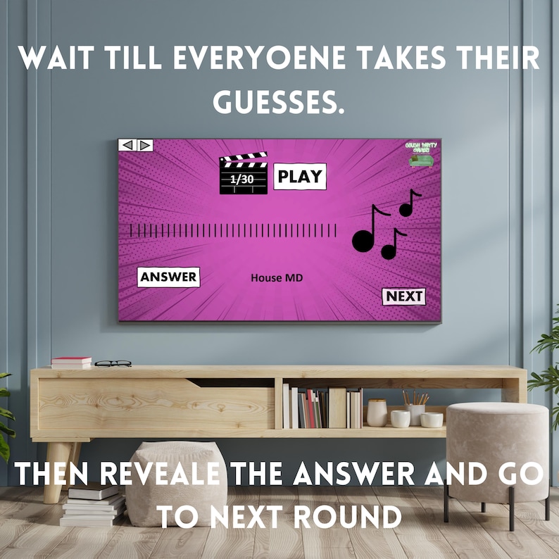 Pu&ograve; includere: Uno schermo rosa con una barra di avanzamento e le parole "WAIT TILL EVERYOENE TAKES THEIR GUESSES." Lo schermo mostra anche le parole "1/30 PLAY" e "ANSWER" con il testo "House MD" sotto. Lo schermo mostra anche le parole "NEXT" e due note musicali.