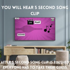 Pu&ograve; includere: Uno schermo televisivo rosa e nero con un grafico di un'onda sonora e il testo "YOU WILL HEAR 5 SECOND SONG CLIP" e "ANSWER". Lo schermo mostra anche un pulsante di riproduzione e un timer che indica "1/30".