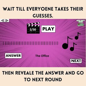 Pu&ograve; includere: Uno sfondo rosa e bianco in stile fumetto con una clapsheet nera e bianca che recita "2/30". Il testo "PLAY" &egrave; in una casella bianca. Il testo "ANSWER" &egrave; in una casella bianca. Il testo "The Office" &egrave; in una casella nera. Il testo "NEXT" &egrave; in una casella bianca. Il testo "WAIT TILL EVERYOENE TAKES THEIR GUESSES." &egrave; nella parte superiore dell'immagine. Il testo "THEN REVEALE THE ANSWER AND GO TO NEXT ROUND" &egrave; nella parte inferiore dell'immagine.