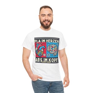 Op de afbeelding: Wit T-shirt met een afbeelding van een hart en een brein met de tekst "PLA IM HERZEN ABS IM KOPF Filament Fashion".