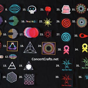 Könnte beinhalten: Eine Sammlung von 41 bunten, gestickten Bügeletiketten mit geometrischen Formen, Symbolen und Designs. Die Etiketten sind in Reihen angeordnet und von 1 bis 41 nummeriert. Die Etiketten befinden sich auf einem schwarzen Stoffhintergrund. Der Text "ConcertCrafts.net" befindet sich in der Mitte des Bildes.