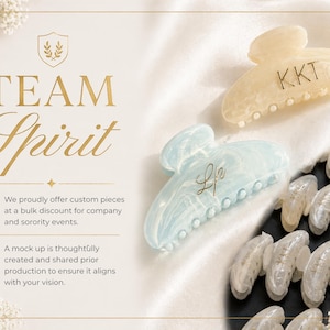 Może przedstawiać: Dwie marmurkowe spinki do włos&oacute;w, jedna kremowa z napisem KKT i jedna jasnoniebieska z napisem LP, obok tekstu TEAM Spirit, We proudly offer custom pieces at a bulk discount for company and sorority events, oraz A mock up is thoughtfully created.