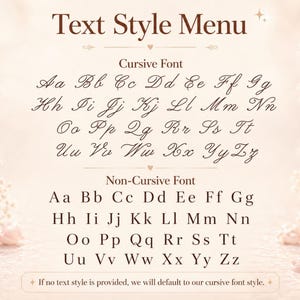 Może przedstawiać: Menu stylu tekstu wyświetlające dwa zestawy alfabet&oacute;w w kolorze ciemnobrązowym. G&oacute;rna sekcja pokazuje czcionkę kursywną od A do Z, a dolna sekcja pokazuje czcionkę prostą od A do Z. Notatka na dole brzmi: If no text style is provided, we will default to our cursive font style.