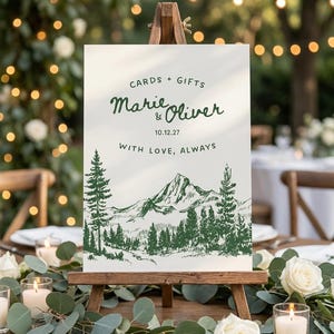 Może przedstawiać: Biały prostokątny znak na drewnianej sztaludze z ciemnozielonym tekstem o treści CARDS + GIFTS, Marie & Oliver, 10.12.27, WITH LOVE, ALWAYS oraz szczegółowym ciemnozielonym rysunkiem liniowym przedstawiającym góry i drzewa iglaste.