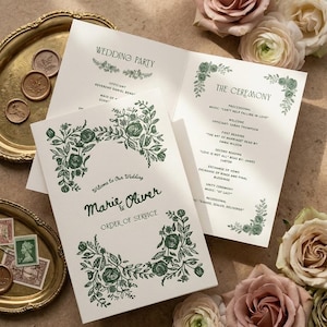 Puede incluir: Un programa de boda blanco con ilustraciones florales en verde oscuro y el texto Marie & Oliver. Las páginas interiores detallan el cortejo nupcial y el orden de la ceremonia, incluyendo música y lecturas, impresas en una fuente serif verde oscuro.