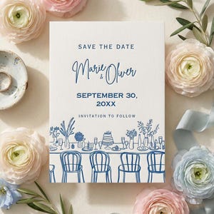 Puede incluir: Una tarjeta rectangular blanca de Save the Date con texto azul que dice Save the Date, Marie & Oliver, September 30, 20XX e Invitation to Follow. La parte inferior presenta un dibujo lineal azul de una mesa con sillas y flores.