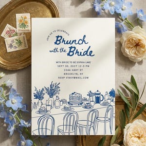 Puede incluir: Una tarjeta de invitación color crema con texto en tinta azul que dice Join us to celebrate Brunch with the Bride, Sophia Lake, Sept 30, 2027, 12-3 PM, 3344 Hart St, Brooklyn, NY, RSVP vikky@mail.com, con un dibujo lineal de una mesa de brunch.
