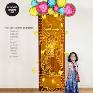 Puede incluir: Un archivo digital para una decoraci&oacute;n de puerta con un dise&ntilde;o de personaje. La puerta es marr&oacute;n con una ilustraci&oacute;n brillante y el texto "YOUR NAME". Flores de papel de colores y mariposas decoran la parte superior y los lados. El texto "PRINTABLE DIGITAL FILE" est&aacute; en un c&iacute;rculo negro.