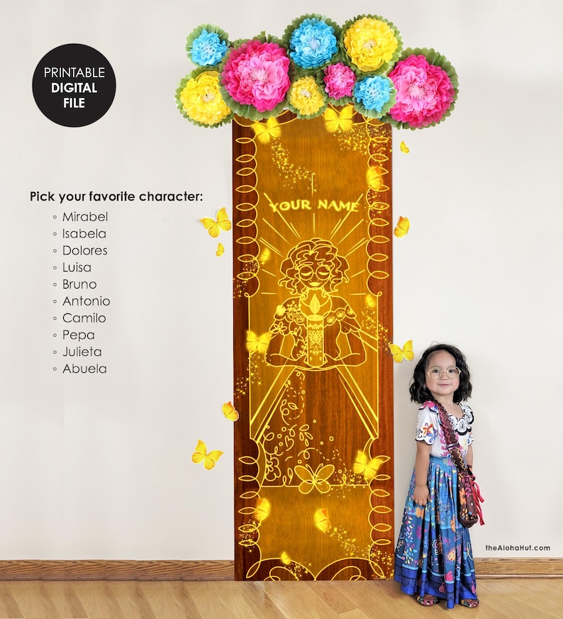 Puede incluir: Un archivo digital para una decoraci&oacute;n de puerta con un dise&ntilde;o de personaje. La puerta es marr&oacute;n con una ilustraci&oacute;n brillante y el texto "YOUR NAME". Flores de papel de colores y mariposas decoran la parte superior y los lados. El texto "PRINTABLE DIGITAL FILE" est&aacute; en un c&iacute;rculo negro.