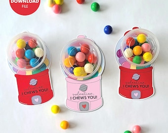 Puede incluir: Tres tarjetas de San Valentín imprimibles con forma de máquinas expendedoras de chicles con el texto "valentine. I CHEWS YOU!" y un corazón. Cada tarjeta tiene un recipiente de plástico transparente lleno de chicles de colores.