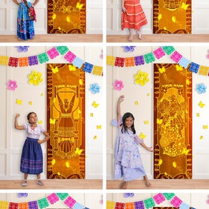 Puede incluir: Puerta Encanto personalizada con dise&ntilde;o de personaje, elige entre 10 personajes. La puerta es marr&oacute;n con un dise&ntilde;o dorado y el texto "YOUR NAME". La imagen muestra ni&ntilde;os vestidos como personajes de Encanto.