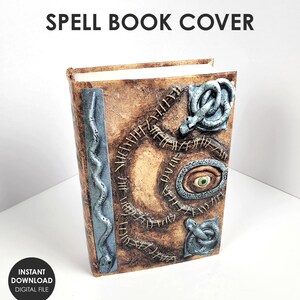 Puede incluir: Una portada de libro de hechizos marrón con el texto "SPELL BOOK COVER". La portada presenta un diseño texturizado con una espiral cosida, una serpiente azul y un diseño de ojo verde. También son visibles las palabras "INSTANT DOWNLOAD DIGITAL FILE".