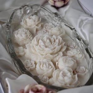 Blumen-Sojakerze in Kristallglas-Geschenkbox mit personalisierter Karte und Vintage-Wachssiegel.
