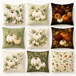 Pode incluir: Um conjunto de nove almofadas quadradas com vários designs de temática outonal. Os padrões incluem abóboras brancas e cor de laranja, folhagem verde e arranjos florais em tons de laranja, amarelo e vermelho escuro sobre fundos creme, verde e preto.