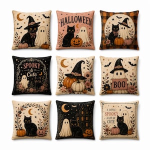 Puede incluir: Un conjunto de nueve cojines cuadrados con ilustraciones temáticas de Halloween que incluyen gatos negros, fantasmas, calabazas, sombreros de bruja y casas encantadas en tonos negro, naranja, crema y marrón con textos como Halloween y Boo.