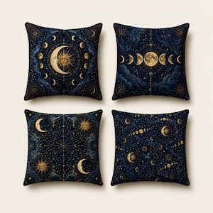 Könnte beinhalten: Ein Set aus vier quadratischen Kissen mit dunkelblauem Hintergrund und goldenen Himmelsmustern. Die Designs zeigen Sonnen- und Mondgesichter, verschiedene Mondphasen, verstreute Sterne und wirbelnde Wolkenmotive auf jedem Kissenbezug.