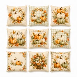 Könnte beinhalten: Ein Set aus neun quadratischen Dekokissen mit verschiedenen herbstlichen Motiven. Jedes Kissen zeigt Illustrationen von Kürbissen, Zierkürbissen und Herbstlaub in Orange-, Grün- und Cremetönen, teilweise vor einem hellen karierten Hintergrund.