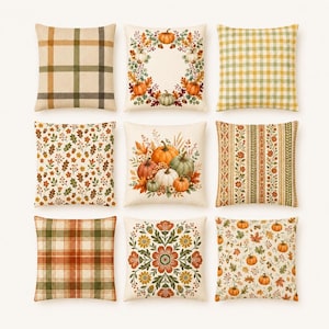 Peut inclure: Un ensemble de neuf coussins carrés présentant divers motifs sur le thème de l'automne, notamment des carreaux, du vichy et des rayures, ainsi que des illustrations de citrouilles, de glands et de feuillages aux tons orange, vert et crème.