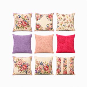 Könnte beinhalten: Neun dekorative Zierkissen. Die obere Reihe zeigt florale Designs mit rosa und blauen Blumen auf cremefarbenem Hintergrund. Die mittlere Reihe hat einfarbige Kissen in Lila, Pfirsich und Rot. Die untere Reihe hat weitere Blumenmuster.
