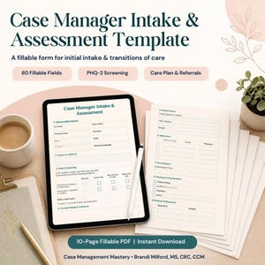 Puede incluir: Una plantilla digital de admisión y evaluación para gestores de casos mostrada en una tableta y páginas impresas. El formulario incluye 80 campos rellenables, detección PHQ-2 y secciones de planes de cuidado y referencias.