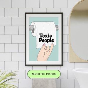 Puede incluir: Un póster enmarcado en negro con fondo azul claro. Una mano está tirando de un rollo de papel higiénico que dice "Toxic People" en letras negras en negrita.