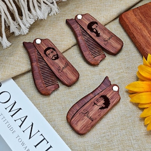 Könnte beinhalten: Vier hölzerne Klappkämme mit eingravierten Porträts und Namen. Die Kämme sind aus rotbraunem Holz gefertigt und sind geöffnet, wodurch die Zähne des Kamms sichtbar werden. Jeder Kamm hat einen anderen Namen: Emile, Sima und Boris. Die Kämme liegen auf einer beigen Oberfläche.