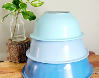 Pyrex Clear Bottom Bowl Set of (3) in Blue Rainbow