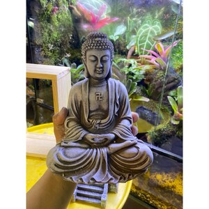 Amitabha Buddha-staty med hakkorssymbol, zenträdgårdsdekor, terrariumprydnad, paludarium-terrariumdekoration, 21 cm