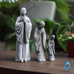 Zenmunk Buddhastaty – Miniatyrfigur i stenfinish för terrarium, bonsai och meditationsdekor