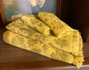 GOLD 70s VINTAGE BATH ToWEL set of 4- bath/hand towel and washcloths