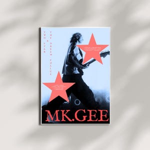 Puede incluir: Un póster con fondo azul claro muestra a una persona tocando la guitarra, con dos grandes estrellas rojas. El texto dice "TWO STAR" y "THE DREAM POLICE" verticalmente. El nombre "MK. GEE" está en la parte inferior.