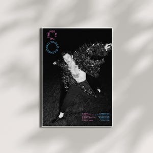 Könnte beinhalten: Ein gerahmtes Poster mit einem Schwarz-Weiß-Bild einer Person in einer glitzernden Jacke. Der Text auf dem Poster lautet "Kiss the Time All Occasionally Disco". Der Hintergrund ist dunkel, mit einem weißen Rahmen.