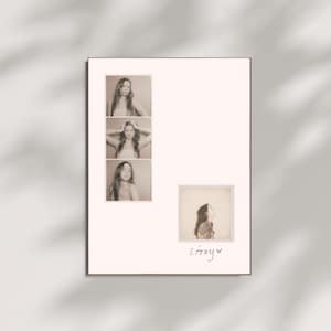 Peut inclure: Un collage de photos en noir et blanc d'une femme aux cheveux longs. Les photos sont disposées en colonne verticale. La femme fait différentes expressions faciales sur chaque photo. La dernière photo est un gros plan du visage de la femme, regardant vers le haut. Le texte "Lizzy" est écrit sous les photos.