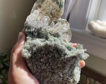 Cuarzo del Himalaya de colección con anatasa, clorita y rutilo dorado