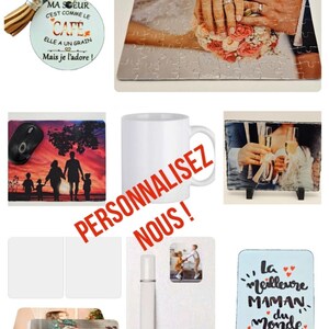 Peut inclure: Un ensemble de cadeaux personnalisés avec différents motifs et images. Les cadeaux comprennent une tasse, un dessous de verre, un puzzle, un porte-clés, une coque de téléphone et une petite plaque. Tous les cadeaux sont personnalisables avec des photos et du texte.